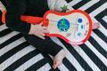 Dřevěná hudební hračka BABY EINSTEIN Ukulele Magic Touch HAPE 12m+ 2021 - 7/7